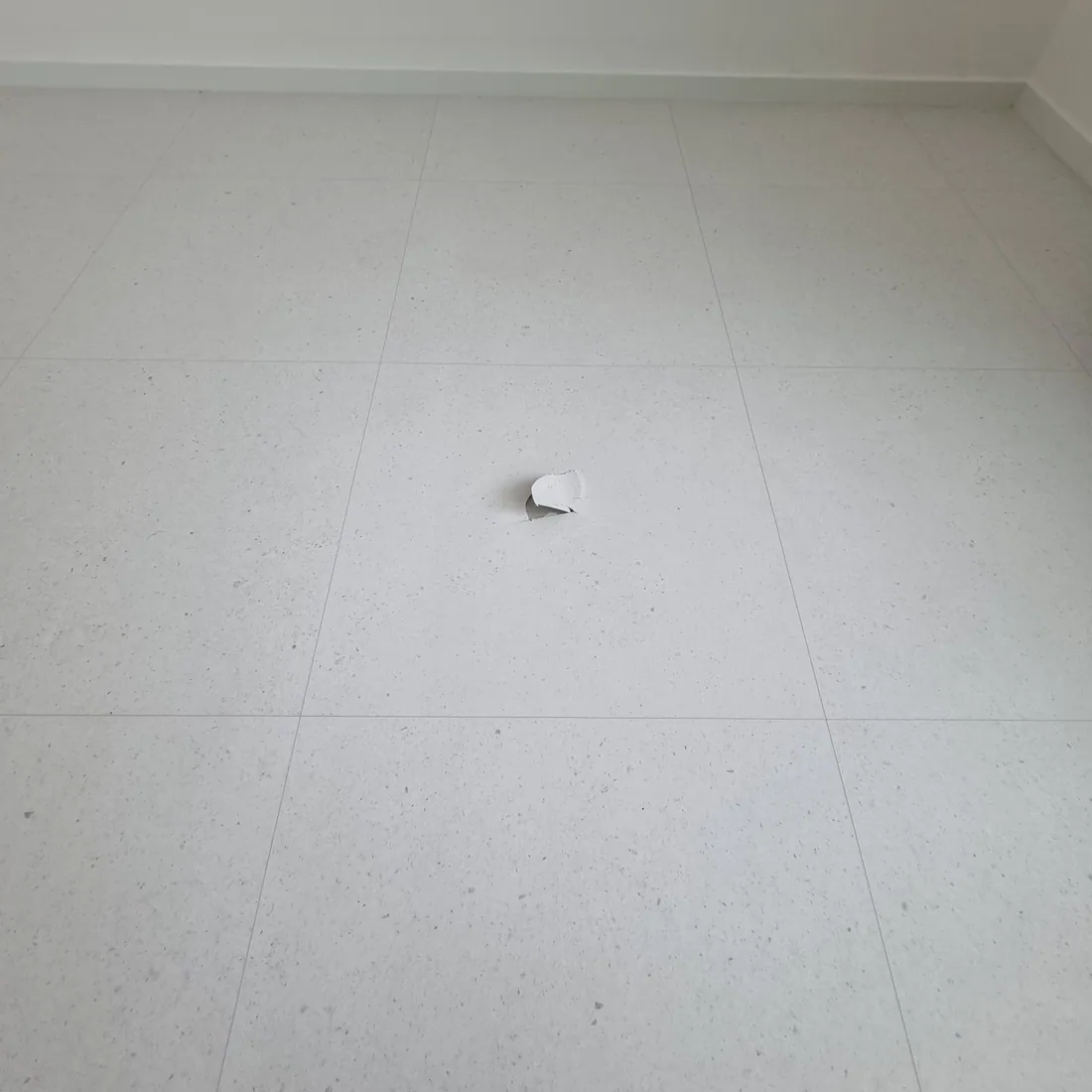 시공 전 — 타일 무늬 장판 찍힘 보수