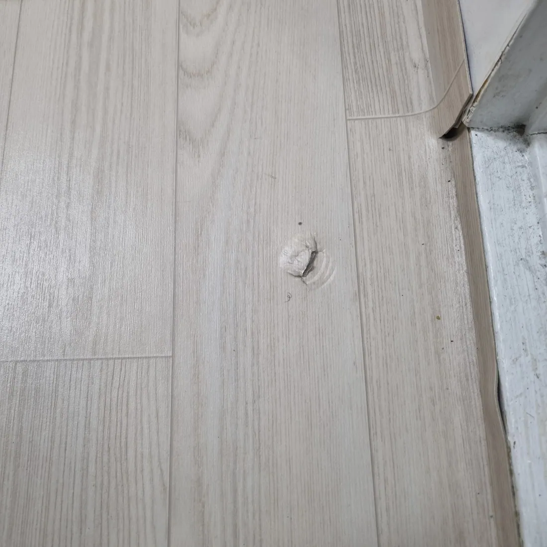 시공 전 — 걸레받이 옆 파임 보수